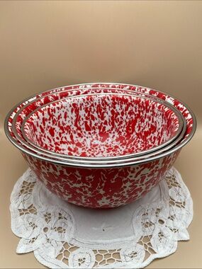 Golden Rabbit Vintage Style Enamel Nesting Serving Bowls - Set of 3